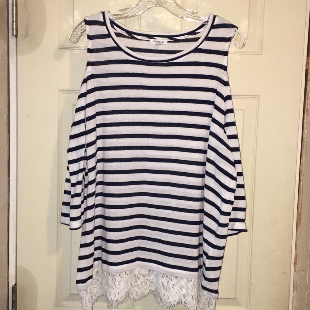 Cold shoulder 3/4 length sleeve.
